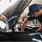 Los autos de lujo requieren piezas especializadas que no siempre están disponibles en el mercado general. Cuando se necesita reparar el vehículo, las piezas de repuesto deben ser solicitadas a proveedores específicos o directamente al fabricante, lo que encarece considerablemente el costo de la reparación. Incluso los repuestos más pequeños, como faros o espejos, pueden tener precios sorprendentemente altos. Además, los mecánicos cualificados para manejar sistemas avanzados suelen cobrar tarifas más elevadas por su trabajo. Con el tiempo, estos gastos pueden sumar una cantidad considerable, siendo un gasto imprevisto que puede afectar el presupuesto familiar.