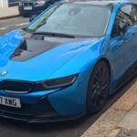 El BMW i8 es una joya de ingeniería con su motor híbrido y su rendimiento deportivo, pero su construcción única y sus componentes híbridos elevan los costos del seguro. La carrocería de fibra de carbono y las piezas específicas del sistema híbrido requieren un mantenimiento especializado, lo que eleva significativamente las primas de seguro. Además, su estatus de superdeportivo hace que las reparaciones sean costosas, lo que contribuye aún más a un seguro elevado. Aunque el i8 es eficiente y futurista, asegurar este modelo puede resultar una inversión considerable.