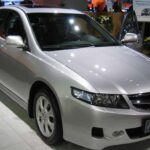 Año recomendado: 2006-2007

El Honda Accord es conocido por su fiabilidad y longevidad. Modelos como los de 2006 y 2007 son particularmente destacados por su capacidad de alcanzar los 300.000 kilómetros con un mantenimiento adecuado. El Accord combina eficiencia, comodidad y una gran durabilidad, lo que lo convierte en una opción popular para familias y conductores individuales por igual. Una de las razones por las que este modelo es tan apreciado es su bajo costo de mantenimiento, ya que sus repuestos son fáciles de encontrar y la ingeniería del coche es sencilla, lo que reduce la probabilidad de problemas mecánicos.