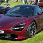 Velocidad máxima oficial: 212 mph
El McLaren 720S, con su motor V8 biturbo de 4.0 litros y 710 caballos de fuerza, alcanza oficialmente 212 mph, pero varios conductores han documentado que el coche puede superar esta cifra, llegando a los 215 mph o más. El chasis de fibra de carbono Monocage II, combinado con una aerodinámica extremadamente eficiente, permite que el 720S no solo logre estas velocidades, sino que las mantenga con una gran estabilidad. Su ligereza y tecnología avanzada lo convierten en uno de los superdeportivos más impresionantes del mercado.