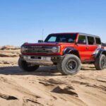 El Ford Bronco se presenta como una bestia todoterreno, especialmente con el Paquete Sasquatch o la versión Raptor. Con llantas de 35 pulgadas para terrenos fangosos, ejes de bloqueo y suspensión de alta despeje, está listo para cualquier desafío. El paquete Raptor lleva el rendimiento al siguiente nivel con amortiguadores más grandes y una carrocería reforzada, convirtiéndolo en un verdadero monstruo off-road.

Puntos negativos: Su precio elevado y la anchura de su carrocería hacen que navegar por senderos estrechos sea un desafío. Además, su economía de combustible es otro aspecto negativo, ya que su rendimiento todoterreno afecta la eficiencia.