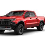 La Chevrolet Silverado es otra camioneta que ha dejado una marca indeleble en el mercado de pickups. Lanzada en 1999, la Silverado se ha ganado la reputación de ser un trabajo duro confiable, gracias a sus potentes motores y una impresionante capacidad de remolque. Su robusta estructura, junto con su rendimiento tanto en carretera como en terrenos difíciles, ha hecho de la Silverado una opción preferida por los conductores que necesitan un vehículo que pueda hacer frente a condiciones exigentes. Además, su diseño elegante con la parrilla frontal distintiva de Chevrolet y su interior cómodo la convierten en una camioneta ideal para quienes usan sus vehículos tanto para trabajar como para el placer. A medida que ha evolucionado, la Silverado ha integrado nuevas tecnologías y mejores características de eficiencia de combustible, manteniéndose como un símbolo de fiabilidad.