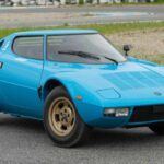 El Lancia Stratos HF es una leyenda del rally, con tres campeonatos mundiales consecutivos en los años 70, pero no logró captar la atención de los compradores en los concesionarios. Su diseño radical, estrecho y con motor central no era ideal para un uso diario. A pesar de su éxito en el rally, Lancia solo vendió unos pocos cientos de unidades de su versión de calle. Hoy, el Stratos es un coche muy buscado por los coleccionistas, con un valor promedio de $537,409, y algunos ejemplares que han alcanzado precios superiores a $690,000 debido a su estética única y su vínculo con Ferrari.