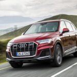 El Audi Q7 es otro SUV de lujo que no solo impresiona por su tecnología de vanguardia, sino también por el alto costo de su mantenimiento. La sobreingeniería de los coches alemanes, como lo describe el experto Skirvin, puede llevar a problemas costosos, ya que muchas piezas electrónicas complejas pueden fallar. Estas piezas no pueden ser sustituidas por versiones genéricas y requieren piezas originales, lo que eleva los costos de reparación. Según CarEdge, los costos de mantenimiento de un Q7 durante diez años pueden superar los $13,157.
