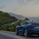 El Audi SQ6 e-tron Sportback es una de las opciones más emocionantes en el mercado de los SUV eléctricos. Con una aceleración instantánea y una conducción silenciosa, este modelo de Audi combina el rendimiento con la sostenibilidad. El diseño del SQ6 e-tron Sportback se caracteriza por un techo inclinado que le da un toque de dinamismo sin comprometer el espacio de carga. Su interior cuenta con una mezcla perfecta de tecnología y elegancia, con un enfoque en la precisión y el confort a largo plazo. Ideal para aquellos conductores que disfrutan de la aceleración limpia y rápida sin sacrificar la calidad de manejo y el alcance, este SUV eléctrico está diseñado para satisfacer las necesidades de los entusiastas de los vehículos eléctricos que no quieren perderse el lujo y la potencia.
