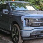 La Ford F-150 Lightning es un ejemplo perfecto de cómo la tecnología y la eficiencia se pueden combinar en una camioneta. Esta versión eléctrica de la clásica F-150 no solo ofrece la potencia característica de la gama, sino que cuenta con un maletero delantero, una característica única que convierte el espacio del motor en una zona de carga adicional. Además, su capacidad para actuar como fuente de energía para el hogar durante cortes de electricidad la convierte en una opción altamente funcional. La F-150 Lightning también destaca por su conducción suave y sus actualizaciones a través de conexión inalámbrica, lo que elimina la necesidad de ir al concesionario para algunos ajustes.
