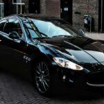 El mantenimiento de un Maserati no es para los débiles de corazón (ni para los de bolsillo delgado). Aunque su estética y rendimiento son admirados por los entusiastas del automóvil, los costos de sus piezas de recambio dejan claro que la marca pertenece al selecto club de los coches de lujo. Un simple cambio de rotor de freno puede costar lo mismo que una reparación completa en otros coches de lujo, y los filtros de aire y piezas rutinarias siguen la misma línea de precios elevados.

Cuando se necesita una pieza rara o de reposición, los costos se disparan. Maserati no solo es famosa por sus vehículos de alto rendimiento, sino también por hacer que los propietarios paguen precios astronómicos por los recambios necesarios para mantener estos vehículos en su máximo esplendor.