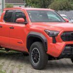 La Toyota Tacoma es una camioneta mediana que ha consolidado su reputación por tener motores indestructibles. Su motor 3.5L V6 es conocido por su durabilidad y capacidad para resistir condiciones extremas. Con un mantenimiento adecuado, muchos propietarios han visto cómo su Tacoma supera los 300,000 kilómetros sin problemas, lo que la convierte en una de las camionetas más confiables del mercado.

A lo largo de los años, la Tacoma ha mantenido su atractivo al combinar robustez con características modernas. Ideal para aventuras fuera de carretera o para desplazamientos urbanos, sigue siendo una de las camionetas más populares entre los entusiastas de los vehículos de trabajo.