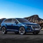 El Audi Q7 2024 es un SUV de lujo con una refinada calidad interior, tecnología avanzada y tracción total, pero su precio elevado no siempre está justificado. Si bien su rendimiento es destacable con opciones de motor que van desde un cuatro cilindros turboalimentado hasta un V6, los competidores ofrecen un desempeño similar a un precio más accesible. Las opciones adicionales aumentan rápidamente el costo, y su tercera fila de asientos es incómoda y estrecha. Con una capacidad de carga limitada, el Q7 no ofrece una relación calidad-precio tan atractiva en comparación con otros SUVs de lujo que brindan más espacio y características por menos dinero.