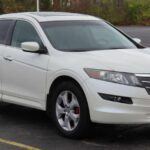 El Honda Accord es otro ejemplo de fiabilidad, con una sólida reputación de longevidad que se ha mantenido a lo largo de las generaciones. Modelos como los de 2010 y 2011 son particularmente famosos por su durabilidad. El Accord se construyó con un motor robusto que ha superado las expectativas de muchos conductores que han disfrutado de su rendimiento durante más de 300,000 kilómetros sin sufrir fallos importantes.

Lo que distingue al Accord es su capacidad para mantener su valor con el tiempo. Incluso los modelos usados de varios años siguen siendo una opción popular, especialmente por su manejo suave y espacioso interior, características que no siempre se encuentran en otros sedanes de su categoría.
