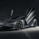 El Karma Kaveya es una apuesta de lujo eléctrico que va más allá de los estándares actuales. Con un diseño futurista y una potencia de 1,180 caballos de fuerza, este coche puede acelerar de 0 a 100 km/h en menos de tres segundos. Karma, anteriormente Fisker, ha creado una obra maestra de tecnología avanzada con una batería de 120 kWh que ofrece una autonomía de 250 millas.