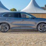 El MG S5 EV llega como el sucesor del popular MG ZS EV, y no decepciona. Este SUV eléctrico no solo mantiene la buena relación calidad-precio que la marca británica, ahora propiedad de la empresa china SAIC, ha ofrecido durante años, sino que también aumenta el confort en los asientos traseros, permitiendo que pasajeros altos viajen con mayor comodidad. Su bajo costo de propiedad y un maletero lo suficientemente espacioso como para cargar siete maletas de mano lo convierten en una excelente opción para familias. Los modelos con batería de larga autonomía permiten una conducción sin preocupaciones, con una autonomía de 480 km en una sola carga.