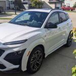 El Hyundai Kona N-Line es una versión deportiva del popular SUV compacto Kona, y ofrece mucho más que solo un diseño llamativo. A pesar de ser una opción asequible, este modelo cuenta con sistema de sonido Bose, prevención de colisión en el punto ciego y acceso digital con llave inteligente, características que suelen estar reservadas para modelos más caros. Con una conducción dinámica y una estética moderna, el Kona N-Line es perfecto para quienes buscan un SUV compacto con tecnología de alta gama a un precio razonable.