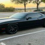 Si eres fanático de los muscle cars, el Dodge Challenger R/T es un modelo que siempre entra en las recomendaciones de los mecánicos. Equipado con un potente motor 5.7L HEMI V8, el Challenger R/T ofrece un rendimiento impresionante y un diseño que atrae miradas en la carretera. Si bien es un coche que requiere mantenimiento regular, su fiabilidad a largo plazo y la facilidad de reparación hacen de él una opción muy atractiva en el mercado de autos usados.