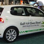 En 2013, Audi lanzó la campaña “TDI Clean Diesel”, prometiendo una experiencia de conducción de alto rendimiento con emisiones más bajas y una mayor eficiencia de combustible gracias a sus motores diésel. Sin embargo, poco después, el escándalo de las emisiones de diésel destapó que Audi, junto a otras marcas, utilizaba software para manipular las pruebas de emisiones.