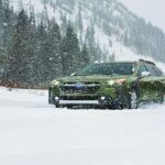 El Subaru Outback es famoso por su fiabilidad y versatilidad, especialmente en condiciones difíciles. Su tracción total y una distancia al suelo elevada lo hacen apto tanto para aventuras fuera de carretera como para uso diario. Además de su robustez, el Outback tiene un historial de longevidad impresionante, siendo una de las mejores opciones para quienes buscan un vehículo que resista los años. La durabilidad de su motor y sus componentes lo convierten en una de las mejores opciones para aquellos que desean un coche que dure más allá de los 200.000 kilómetros.