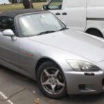 El Honda S2000, lanzado en 1999, representa la culminación de la ingeniería de Honda en términos de autos deportivos compactos. Su motor de 2.0L de cuatro cilindros, con un redline de 9,000 RPM, fue uno de los más emocionantes de su época. El cambio manual de seis velocidades era rápido y preciso, lo que lo hacía perfecto para quienes disfrutaban de un manejo más interactivo. El S2000 sigue siendo recordado por su distribución perfecta de peso 50:50 y su comportamiento en curvas.