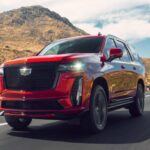 Precio: $168,000

El Cadillac Escalade-V es un coloso de lujo con una potencia impresionante. A pesar de su peso de más de 6,000 libras, este SUV combina lujo con desempeño gracias a un motor V8 de 668 caballos de fuerza. Con una suspensión mejorada, frenos de gran tamaño y rines de 24 pulgadas, el Escalade-V se desenvuelve sorprendentemente bien en línea recta. No obstante, sus dimensiones lo hacen menos ágil en las curvas, lo que limita su rendimiento frente a los deportivos. Su precio elevado se justifica por el lujo extremo y las características avanzadas que ofrece, haciendo que se convierta en una opción para aquellos que buscan potencia y confort en igual medida.