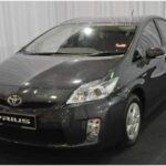 El Toyota Prius es el híbrido más reconocido y uno de los vehículos más icónicos en términos de sostenibilidad. Lanzado en 1997 como el primer coche híbrido de producción masiva, el Prius ha sido una referencia en eficiencia de combustible y bajas emisiones. Su sistema híbrido ha sido refinado durante décadas, alcanzando una eficiencia combinada de más de 50 mpg. Su fiabilidad, bajo costo de mantenimiento y un interior espacioso lo han convertido en el favorito de los conductores ecológicos. Con un diseño aerodinámico y credenciales verdes, el Prius continúa siendo el líder en la categoría de híbridos, demostrando que la sostenibilidad no está reñida con la practicidad.