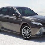 Porcentaje que aún permanece con el propietario original: 6,9%

El Toyota Camry ha sido un favorito entre los sedanes durante décadas, y la versión híbrida ha mantenido esa reputación intacta. Con su combinación de fiabilidad legendaria y una impresionante eficiencia de combustible (hasta 51 mpg), este modelo sigue siendo un modelo a seguir para aquellos que buscan economía sin sacrificar el rendimiento. La tracción delantera y total disponible hacen del Camry Híbrido una opción versátil para una amplia variedad de conductores. Además, su diseño elegante y su cómoda cabina hacen que los propietarios sigan eligiéndolo año tras año.