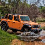 El alma todoterreno de los años 70 renovada

El Jeep Wrangler Rubicon es el sucesor moderno de los primeros modelos CJ que dominaron los caminos de tierra en los 70. Con todo desmontable, tracción total y un diseño pensado para la aventura, el Wrangler Rubicon mantiene vivo el espíritu de aquellos primeros conductores que buscaban vehículos para aventuras épicas. La posibilidad de optar por una transmisión manual es un guiño a aquellos que querían tener un mayor control sobre su vehículo, justo como en los años 70.