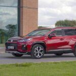 Fiabilidad y eficiencia sin pretensiones

El Suzuki Across Hybrid es una opción fiable y eficiente para quienes buscan un crossover híbrido que haga todo bien. Este modelo se centra en ofrecer un rendimiento predecible y costes operativos bajos. Con una conducción cómoda y estable, es ideal para quienes buscan un SUV con un enfoque sencillo y práctico. El interior, aunque simple, es duradero y funcional, con espacio suficiente para la familia, las compras y el equipo de camping. El Suzuki Across Hybrid hace todo bien sin necesidad de ser el centro de atención.