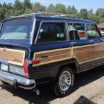 Lujo y capacidad off-road, una combinación atemporal

El Jeep Grand Wagoneer de los años 90 es un SUV clásico estadounidense que se distingue por su panel de madera y su espacioso interior, combinado con su capacidad para enfrentarse a terrenos difíciles. Este vehículo, que representa el lujo y la capacidad de la marca Jeep, ha ganado una gran popularidad entre los coleccionistas. Con su diseño único y motor potente, el Grand Wagoneer continúa incrementando su valor, convirtiéndose en una pieza clave para los amantes de los SUV clásicos y una excelente opción para quienes buscan un vehículo con gran potencial de inversión.