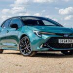 Economía de combustible: 64,1 mpg
Precio de lista: £30,505

El Toyota Corolla es una opción ideal para aquellos que buscan la fiabilidad de Toyota combinada con un sistema híbrido de última generación. Este modelo se posiciona como uno de los coches familiares más eficientes del mercado. Su motor híbrido ofrece una eficiencia sobresaliente, mientras que la conducción se mantiene suave y serena, lo que lo convierte en un vehículo perfecto para el día a día y viajes largos. Además, su interior está bien construido, con una amplia gama de equipamiento que hace de este un coche muy atractivo para las familias.

Versión más económica: Icon Hybrid

Con una economía de combustible comparable a la de un coche diésel, el Corolla híbrido es una de las opciones más equilibradas en términos de precio y eficiencia.