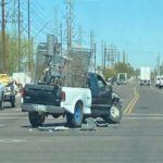 Riesgo: Pérdida de control del vehículo o lesiones causadas por objetos voladores
Cuando transportas artículos en tu coche o camión, asegúrate de que estén bien sujetos. Los objetos sueltos pueden moverse o incluso salir disparados durante un frenazo brusco o un accidente, lo que no solo puede dañar tu coche, sino que también pone en riesgo tu vida y la de otros. Además, los objetos que obstruyan tu vista pueden reducir tu capacidad de reacción. Incluso una caja pequeña moviéndose en el asiento puede hacer que giren las ruedas de forma inesperada.