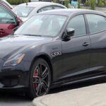 Más potencia y más coste en el seguro
El modelo Modena Q4 de la Maserati Quattroporte añade tracción total y un rendimiento mejorado, lo que eleva aún más la experiencia de conducción. Sin embargo, este aumento en las capacidades de conducción también lleva consigo un aumento significativo en los costos del seguro. Los repuestos italianos exóticos y la necesidad de llevarlo a talleres de lujo para reparaciones resultan en primas mucho más altas. Así, los conductores del Modena Q4 disfrutan de una máquina refinada y veloz, pero deben estar preparados para enfrentar algunas de las primas más altas en el sector.