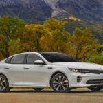 Precio de venta sugerido inicial: $27,190
El Kia Optima es un sedán que ha mejorado significativamente en términos de calidad, diseño y tecnología en los últimos años. Según las estadísticas de CarEdge, este modelo retiene 83,96% de su valor después de tres años, lo que lo coloca como uno de los sedanes con menor depreciación en el mercado. A pesar de su precio accesible, el Optima ofrece características de lujo y tecnología avanzada, lo que lo hace muy competitivo en su clase. Si prefieres conducir un coche confiable y bien equipado pero sin los compromisos de la depreciación a largo plazo, arrendar un Kia Optima podría ser la mejor opción.