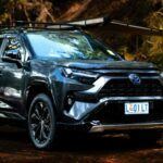 El Toyota RAV4 se ha ganado una excelente reputación como coche para viajes largos debido a su espacioso interior, sistema de infoentretenimiento intuitivo y, por supuesto, su destacada economía de combustible. El modelo híbrido es especialmente impresionante, con un rendimiento de 38 millas por galón en carretera (aproximadamente 16 km/l), lo que lo convierte en una opción ideal para largos viajes sin tener que preocuparse por las paradas constantes en la gasolinera. Su fiabilidad y facilidad de manejo son otras de sus grandes ventajas.