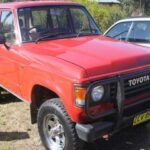 El Toyota Land Cruiser FJ60 es otro gran clásico de los SUVs todoterreno. Fabricado entre 1980 y 1990, el FJ60 es reconocido por su robustez y fiabilidad. Su construcción sólida y su motor potente le permiten superar todo tipo de terrenos, desde las dunas del desierto hasta los caminos más difíciles. Este modelo es especialmente popular entre los aficionados al off-road por su simplicidad y durabilidad, cualidades que han permitido que muchos ejemplares sigan en funcionamiento hasta el día de hoy. Su versatilidad como vehículo de uso diario y aventurero lo convierte en un favorito entre los entusiastas del off-road.