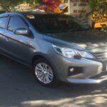 El Mitsubishi Mirage, en sus variantes G4 y Hatchback, también se encuentra entre los vehículos más peligrosos. A pesar de ser un modelo muy económico, con un precio asequible que atrae a muchos conductores, este automóvil tiene una tasa de fatalidad alarmante, con alrededor de 200 muertes reportadas, según el IIHS. Aunque cumple con los requisitos básicos de seguridad para choques, su diseño económico y la falta de características de seguridad avanzadas lo hacen vulnerable en accidentes graves. Es un recordatorio de que el costo bajo a veces puede implicar mayores riesgos en la carretera.