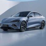 El BYD Seal se presenta como una opción seria frente al Tesla Model 3, ofreciendo una mezcla de lujo, confort y eficiencia. Este sedán eléctrico de cuatro puertas utiliza la tecnología de batería LFP (Lithium-Iron Phosphate), que es más barata y robusta que las baterías tradicionales. El Seal es capaz de recorrer hasta 570 km con una sola carga, lo que lo coloca entre los más eficientes de su categoría. Además, la versión de tracción total con 530 caballos de fuerza ofrece un rendimiento impresionante, sin sacrificar el confort y la tecnología. Un excelente coche eléctrico para quienes buscan una alternativa premium.