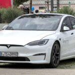 El Hyundai Ioniq 5 es una opción más económica que comienza en 40,000 dólares y ofrece una autonomía de hasta 303 millas. Su diseño futurista, interior espacioso y tecnología avanzada hacen que este modelo sea una de las mejores opciones en su segmento, especialmente considerando su precio. Con una carga rápida de 800 V y una aceleración de 0 a 60 mph en 5.2 segundos, el Ioniq 5 ofrece un rendimiento impresionante sin romper el banco.