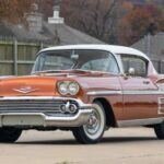 Disminución media: -15%

El Chevrolet Bel Air Impala de 1958 es un ícono de los años 50, con su diseño distintivo y su V8 de gran cilindrada. Originalmente, este modelo fue un éxito rotundo, con más de 180,000 unidades vendidas. Sin embargo, hoy en día los precios del Impala de 1958 han experimentado una caída considerable. Un cupé que costaba entre 30,000 y 35,000 dólares en buen estado ahora se puede encontrar por tan solo 20,000 dólares. La disminución en el valor de los coches de los 50 está relacionada con la saturación del mercado de clásicos estadounidenses, que aunque siguen siendo populares, no atraen a tantos compradores como antes.

Lo que está pasando: Los iconos de los años 50, como el Impala, han comenzado a perder valor debido a la saturación del mercado y la disminución del interés por modelos específicos de esta época.