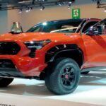 La camioneta con estilo y buenas prestaciones

El Ford Ranger es una de las camionetas medianas más exitosas desde su regreso en 2019, y el modelo 2024 no decepciona. Con un motor turboalimentado de 2.3 litros y la opción de un V6, el Ranger ofrece un manejo equilibrado y una capacidad de carga bastante buena. Su economía de combustible es destacable para una camioneta de su tamaño, haciendo que sea una opción atractiva para quienes buscan rendimiento y eficiencia.

Aunque el diseño exterior e interior no sobresale por su novedad, su confiabilidad y el hecho de que comparta muchas características con el exitoso F-150 lo convierte en una opción sólida. Con un enfoque práctico y sencillo, el Ranger ofrece una experiencia de conducción cómoda, aunque no lo hará girar todas las cabezas en la carretera.