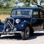 Innovación en tracción delantera y construcción unibody

El Citroën Traction Avant se destacó por su tracción delantera, algo no tan común en esa época, y por su suspensión independiente en las cuatro ruedas. Sin embargo, lo que realmente hacía futurista a este vehículo fue su construcción unibody, un concepto radical para su tiempo, que permitía un cuerpo más bajo sin necesidad de un chasis separado. A pesar de la innovación, el alto costo de producción casi llevó a Citroën a la bancarrota, aunque fue rescatada por Michelin, que mantuvo el Traction Avant en producción durante más de dos décadas. Este coche dejó una huella importante en la industria, convirtiéndose en un precursor del diseño moderno de los autos.