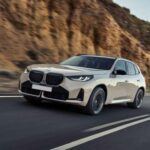 Lo mejor para: quienes buscan un SUV de lujo con buen rendimiento en invierno
El BMW X3 ofrece una mezcla de lujo, versatilidad y gran capacidad para enfrentar la nieve. Con un motor turboalimentado de cuatro cilindros de 248 caballos de fuerza y su sistema AWD xDrive (opcional), este SUV de lujo es ideal para quienes buscan confort sin sacrificar capacidad en condiciones invernales. Su sistema de tracción y estabilidad es uno de los más avanzados, lo que lo hace más manejable en condiciones resbaladizas. Además, cuenta con características de alta gama, como el sistema iDrive, Apple CarPlay y Android Auto inalámbricos, lo que te mantiene conectado incluso cuando las condiciones no son las mejores.