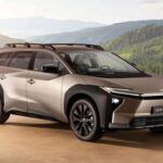 El Toyota bZ4X dio inicio a la serie de SUV eléctricos de la marca, y para 2026, se expandirá con las versiones bZ4X Touring y bZ Woodland, diseñadas para aquellos que buscan aventura y capacidad off-road. Estos modelos contarán con un rango estimado de 290 millas gracias a su batería de 74.7 kWh, y podrán remolcar hasta 3,500 lbs. Estéticamente, la serie bZ se destacará por su estilo robusto, barras de techo y mayor despeje del suelo, lo que lo convierte en una opción ideal para quienes disfrutan del aire libre. El precio de partida para estos modelos será alrededor de $46,000, y se espera su lanzamiento para 2026.