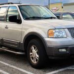 El Ford Expedition combina potencia, espacio y durabilidad, siendo un SUV altamente apreciado por las familias y aventureros. Modelos más antiguos, como los de 2003 y 2005, han alcanzado fácilmente las 500,000 millas gracias a su motor confiable y estructura sólida. Ford ha actualizado continuamente el Expedition con características modernas, mejorando su eficiencia, lo que lo convierte en una excelente opción para quienes buscan un SUV duradero con un alto rendimiento. Con un mantenimiento adecuado, este modelo es conocido por su longevidad y capacidad para soportar viajes largos y exigentes.