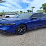 El Honda Accord Hybrid, con un precio de partida de 29,490 dólares, se presenta como una alternativa confiable en el segmento de sedanes híbridos. Equipado con un motor de 2.0L y 204 caballos de fuerza, el Accord Hybrid ofrece una eficiencia impresionante de 51 mpg en ciudad y 48 mpg en carretera. En su interior, cuenta con una pantalla táctil de 12.3 pulgadas que ofrece Apple CarPlay y Android Auto de manera inalámbrica. También incluye el sistema de seguridad Honda Sensing, lo que lo convierte en una opción de gran valor para quienes buscan tecnología avanzada, comodidad y un manejo eficiente.