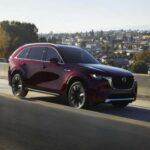 El Mazda CX-90 es un SUV de tres filas que parte de los $40,000 y tiene un interior que parece propio de autos de gama alta. Su diseño elegante no parece forzado y las opciones de acabados como la madera de poro abierto y el cuero Nappa dan una sensación de exclusividad, que rivaliza con lo que verías en un Range Rover. La combinación de su diseño refinado, su tecnología avanzada y su relación calidad-precio hacen que los observadores asuman que pagaste mucho más por él, lo que lo convierte en una opción ideal para quienes buscan destacar sin gastar en exceso.