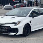 El Toyota Corolla ha sido un referente en cuanto a fiabilidad y eficiencia a lo largo de las décadas. El modelo 2025 continúa con esa tradición, ofreciendo un rendimiento sólido sin grandes sorpresas. Si bien no es el coche más excitante del mercado, su economía de combustible y su bajo costo de mantenimiento lo hacen perfecto para quienes buscan una opción económica para los desplazamientos diarios. Además, el Corolla sigue siendo una de las opciones más rentables cuando se trata de ahorrar en el largo plazo.