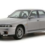 El R33 Skyline GT-R Autech es una de las ediciones más peculiares de la saga GT-R. A diferencia de las versiones de dos puertas, este modelo fue desarrollado por Autech, una empresa asociada con Nissan, y presenta una carrocería de cuatro puertas. A pesar de sus orígenes familiares, el Autech R33 conserva el potente motor RB26DETT y 276 caballos de fuerza. Esta edición fue desarrollada para conmemorar el 40 aniversario del Skyline y, aunque el diseño de cuatro puertas pueda parecer inusual, su potencia y fiabilidad la convierten en una opción muy atractiva para los coleccionistas.