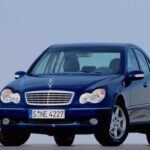 El Mercedes-Benz Clase C W203 fue uno de los modelos más criticados por la marca alemana. Con fallos electrónicos y una sensación de fragilidad en su interior, no logró estar a la altura del BMW Serie 3 en cuanto a rendimiento. Afortunadamente, Mercedes-Benz reaccionó rápidamente con el W204, un modelo que mejoró significativamente en todos los aspectos. La calidad del interior mejoró notablemente, los problemas electrónicos fueron solucionados y la gama de motores se amplió, con opciones V6 y V8. El W204 convirtió al Clase C en uno de los sedanes compactos más premium y deseables de su clase.