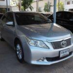 El Toyota Camry es otro modelo que ha demostrado ser un ejemplo de durabilidad y confort. Considerado uno de los sedanes más populares del mundo, el Camry combina practicidad con un diseño refinado. Con un historial de fiabilidad impresionante, muchos Camry de principios de los 2000 todavía siguen en funcionamiento. El modelo 2012, en particular, fue muy elogiado por su viaje suave y su espacioso interior, lo que lo convirtió en una opción ideal para las familias. Además, su fácil mantenimiento y la disponibilidad de repuestos económicos contribuyen a su longevidad, lo que le ha permitido mantenerse como una opción fiable en el mercado.