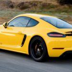 Tasa de depreciación a 5 años: 21,8%
El Porsche 718 Cayman es una opción más accesible que el 911, pero no por eso menos emocionante. Con su motor central y su excepcional manejo, el Cayman ofrece una experiencia de conducción inigualable. Aunque su motor de cuatro cilindros puede no ser tan potente como el de otros modelos, el Cayman es altamente capaz y conserva bien su valor en el mercado de segunda mano. Los materiales de alta calidad, la tecnología avanzada y la ergonomía bien pensada hacen que el Cayman sea una opción atractiva para aquellos que buscan un auto deportivo con valor a largo plazo. Si bien el espacio de carga es limitado, su rendimiento y confiabilidad lo convierten en una opción inteligente para aquellos que buscan un Porsche asequible.