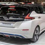 El Nissan Leaf fue uno de los pioneros en el mundo de los autos eléctricos, pero su tecnología ha quedado algo desactualizada con el paso de los años. Aunque sigue siendo una opción asequible para quienes buscan un vehículo eléctrico, especialmente en comparación con otros EVs, su desempeño y características tecnológicas son ahora superados por competidores más recientes. La falta de una autonomía competitiva y un diseño algo anticuado contribuyen a que el Leaf pierda valor rápidamente. Aunque su precio inicial es bajo para un EV, la depreciación rápida es un factor importante a tener en cuenta.